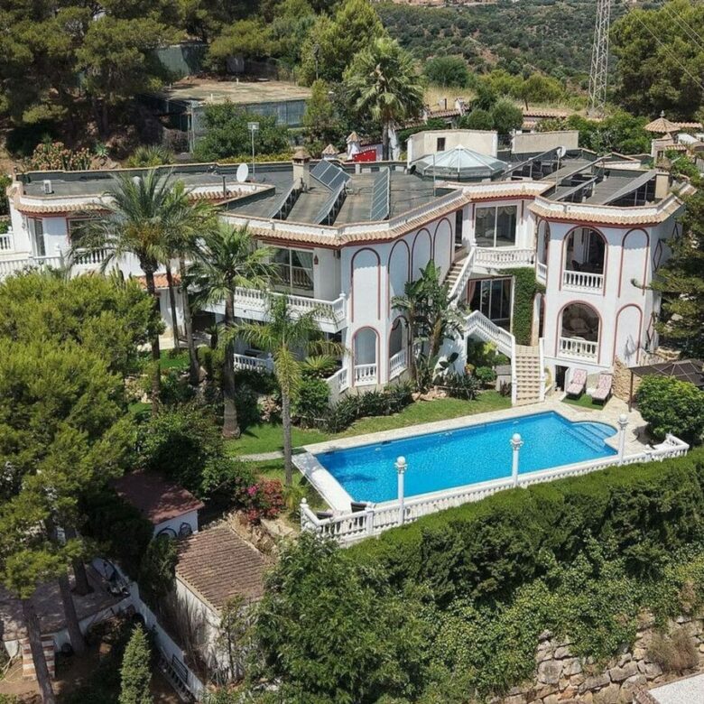Sea view villa to renovate on a large plot in Hacienda Las Chapas, Marbella East