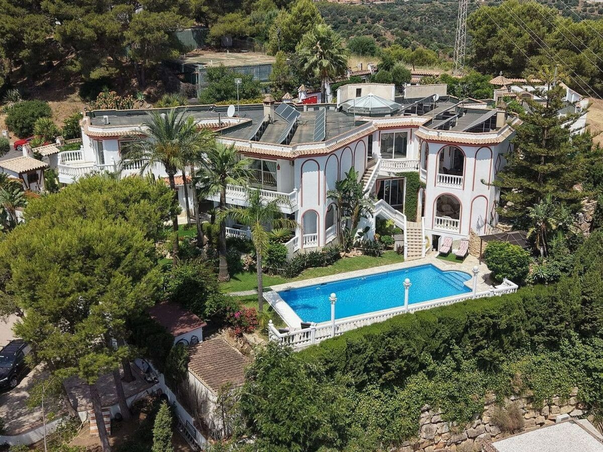 Sea view villa to renovate on a large plot in Hacienda Las Chapas, Marbella East