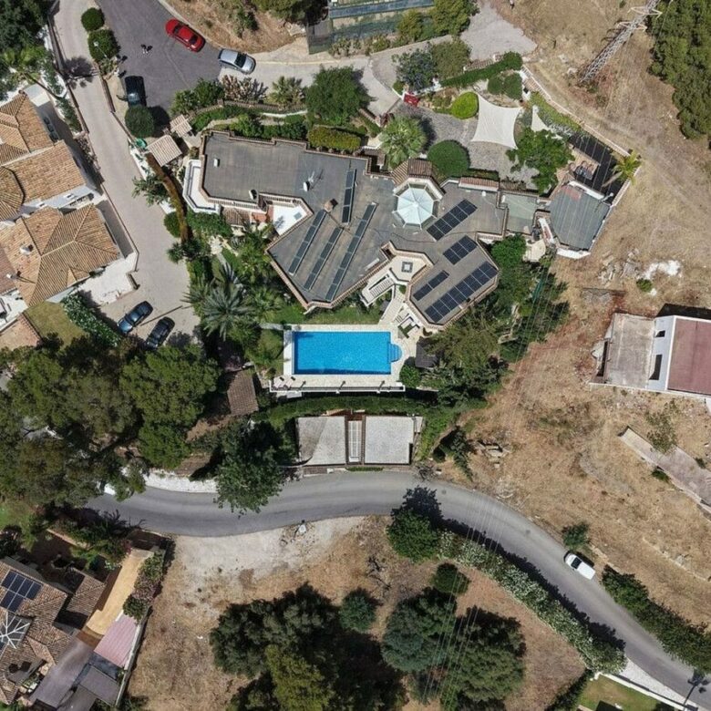Sea view villa to renovate on a large plot in Hacienda Las Chapas, Marbella East