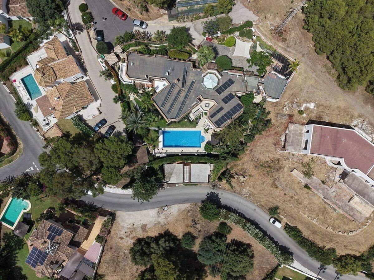 Sea view villa to renovate on a large plot in Hacienda Las Chapas, Marbella East