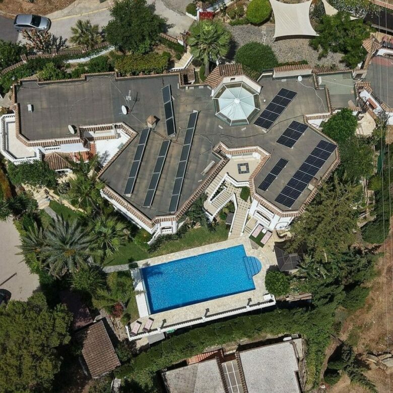 Sea view villa to renovate on a large plot in Hacienda Las Chapas, Marbella East