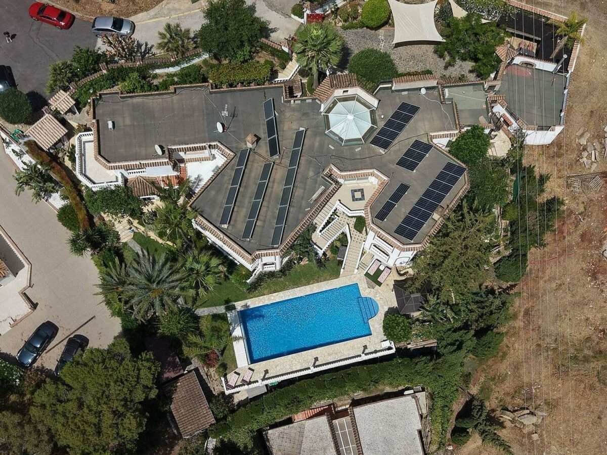 Sea view villa to renovate on a large plot in Hacienda Las Chapas, Marbella East