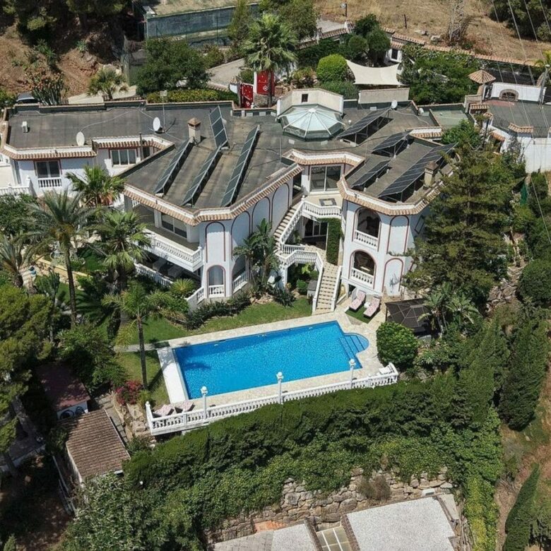 Sea view villa to renovate on a large plot in Hacienda Las Chapas, Marbella East