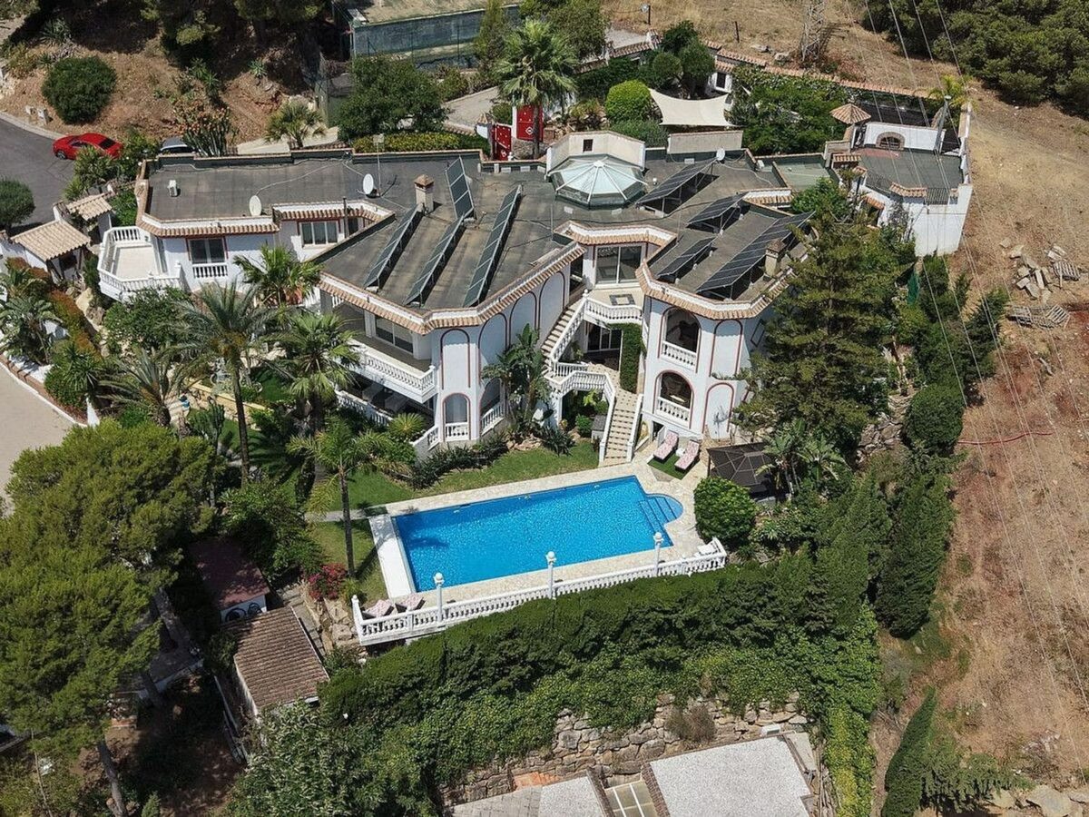 Sea view villa to renovate on a large plot in Hacienda Las Chapas, Marbella East