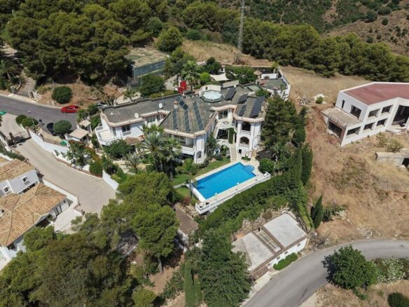 Sea view villa to renovate on a large plot in Hacienda Las Chapas, Marbella East