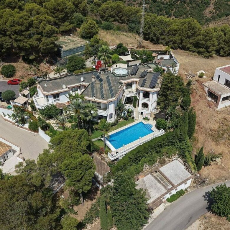 Sea view villa to renovate on a large plot in Hacienda Las Chapas, Marbella East