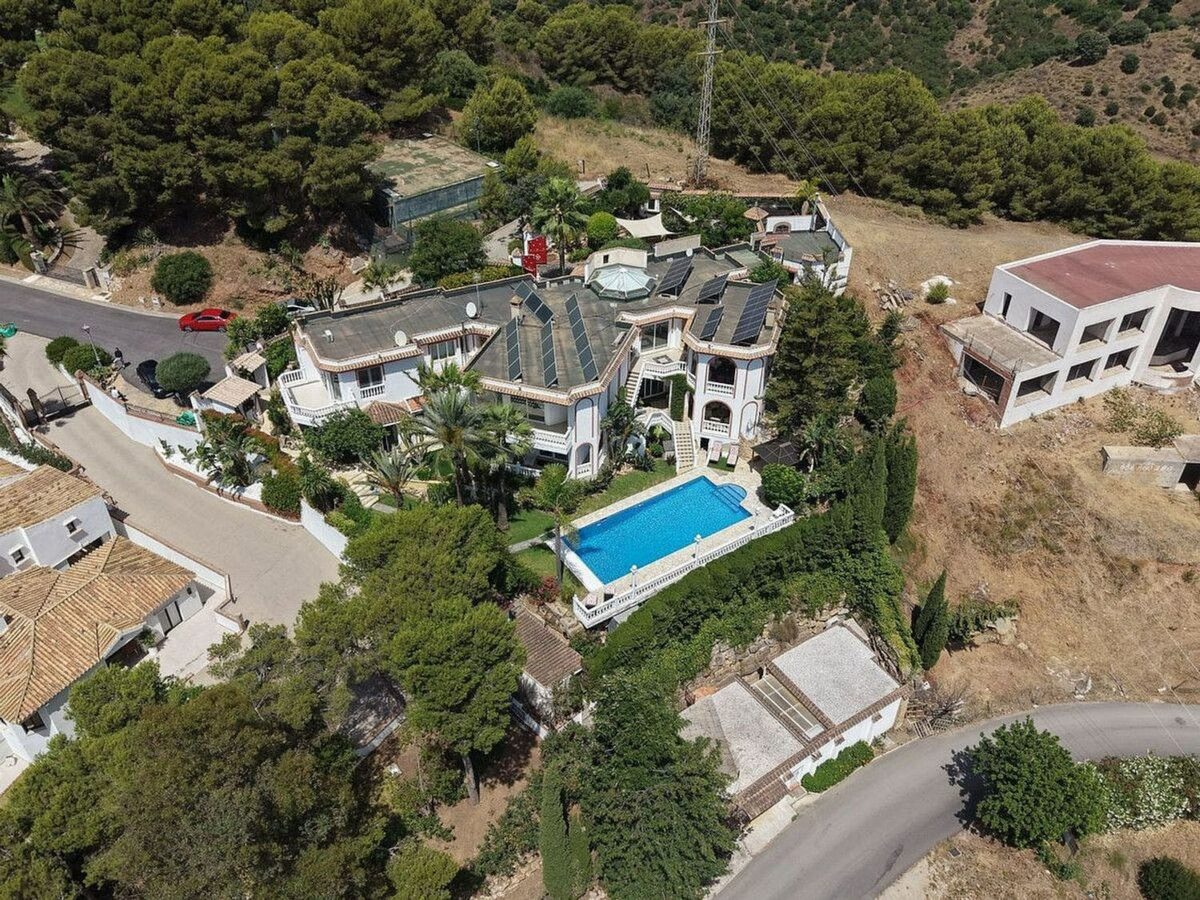 Sea view villa to renovate on a large plot in Hacienda Las Chapas, Marbella East
