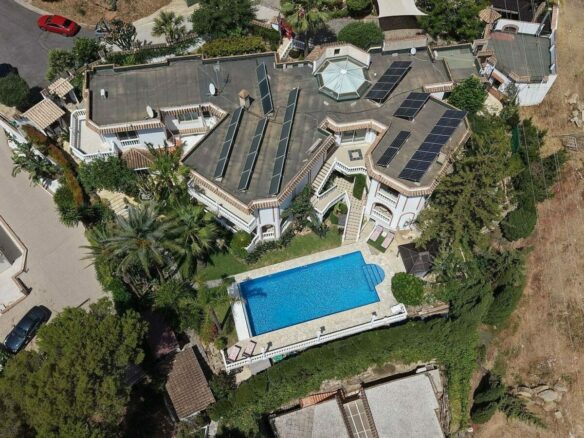 Sea view villa to renovate on a large plot in Hacienda Las Chapas, Marbella East