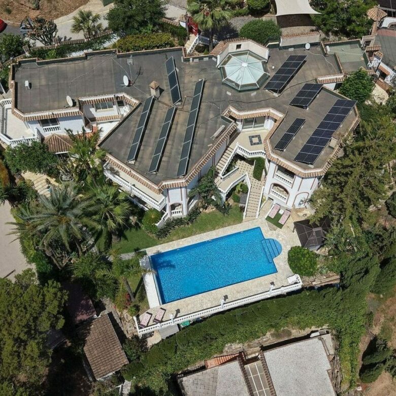 Sea view villa to renovate on a large plot in Hacienda Las Chapas, Marbella East