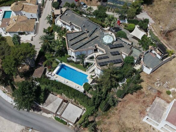 Sea view villa to renovate on a large plot in Hacienda Las Chapas, Marbella East