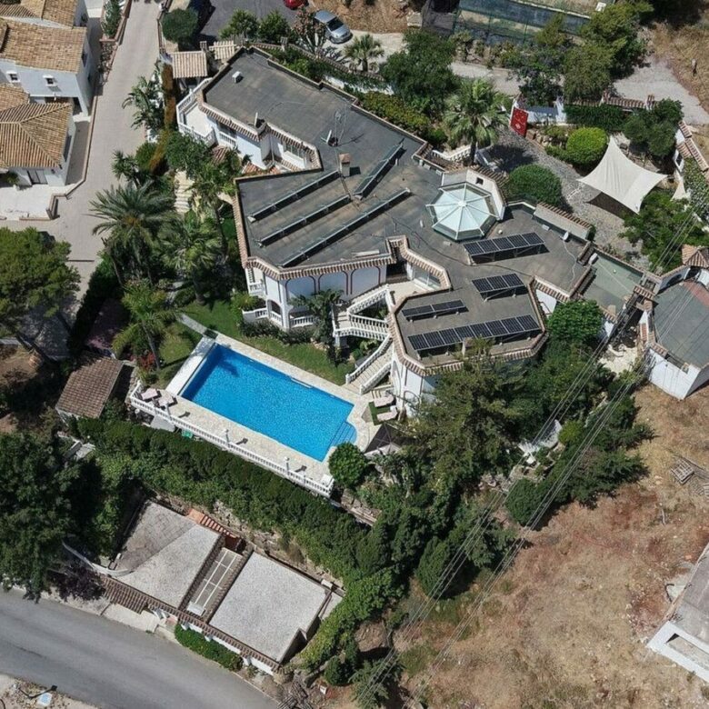 Sea view villa to renovate on a large plot in Hacienda Las Chapas, Marbella East