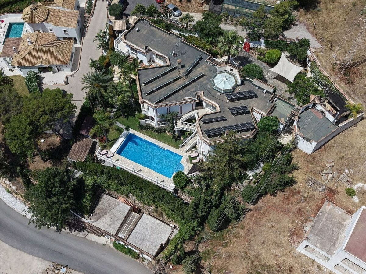 Sea view villa to renovate on a large plot in Hacienda Las Chapas, Marbella East