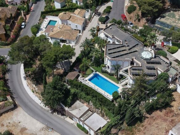 Sea view villa to renovate on a large plot in Hacienda Las Chapas, Marbella East