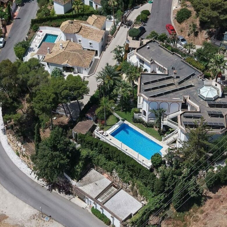 Sea view villa to renovate on a large plot in Hacienda Las Chapas, Marbella East