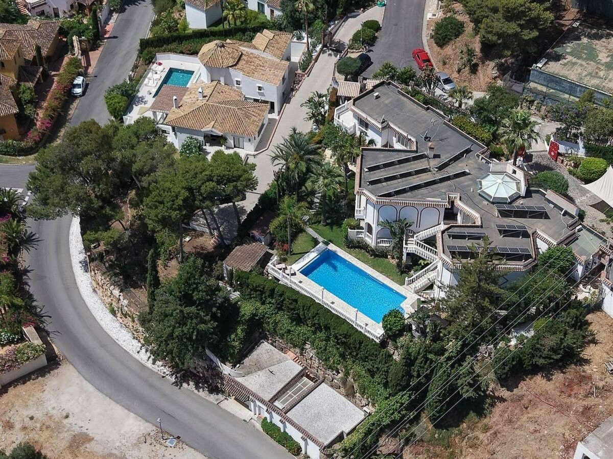Sea view villa to renovate on a large plot in Hacienda Las Chapas, Marbella East