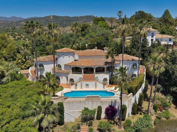 Six-bedroom villa with panoramic sea views and pool in Hacienda Las Chapas, Marbella East