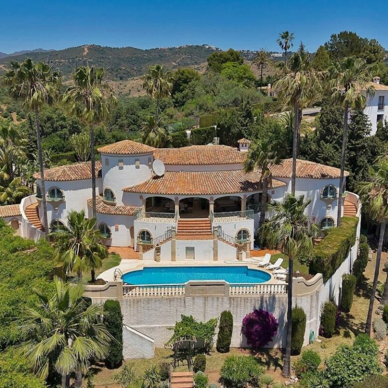 FOR SALE 🏡 Six-Bedroom Villa with Panoramic Sea Views and Triple Garage – Hacienda Las Chapas, Marbella 🇪🇸
