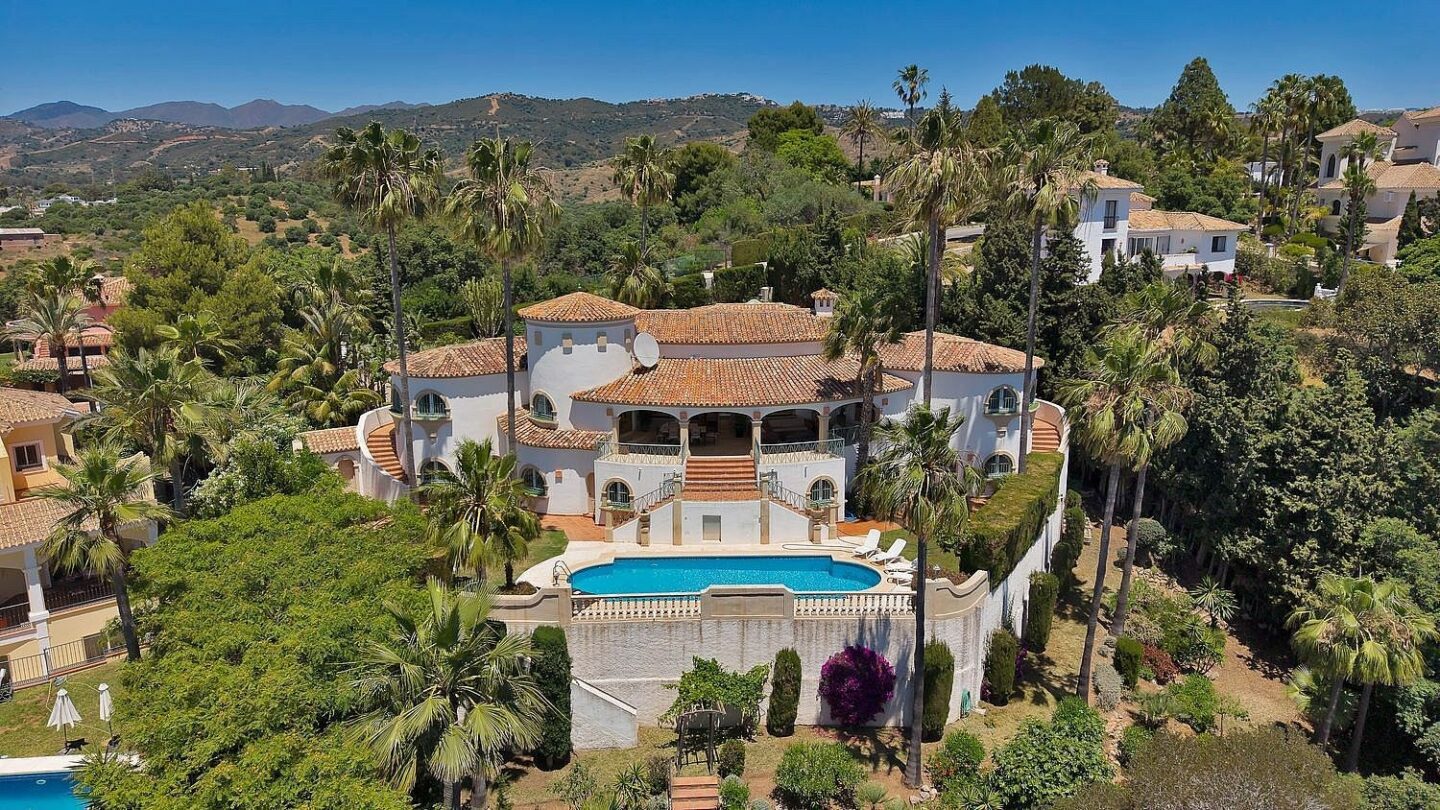 Six-bedroom villa with panoramic sea views and pool in Hacienda Las Chapas, Marbella East