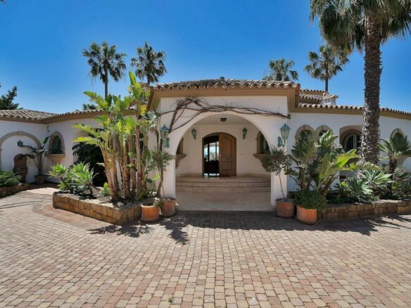 Six-bedroom villa with panoramic sea views and pool in Hacienda Las Chapas, Marbella East