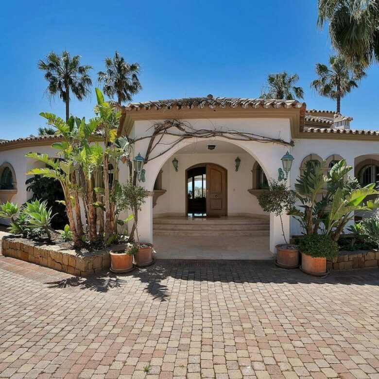 Six-bedroom villa with panoramic sea views and pool in Hacienda Las Chapas, Marbella East