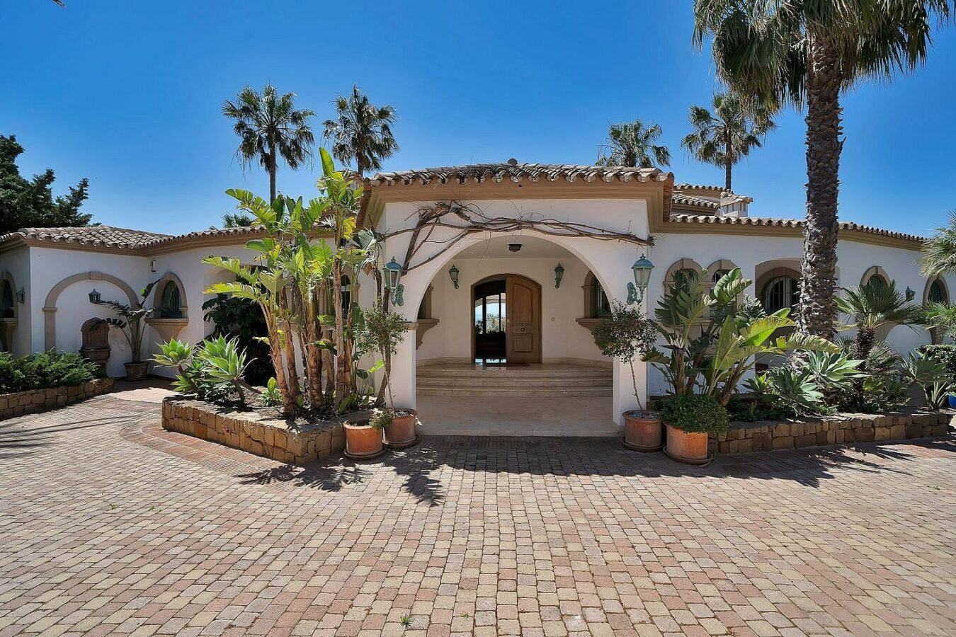 Six-bedroom villa with panoramic sea views and pool in Hacienda Las Chapas, Marbella East