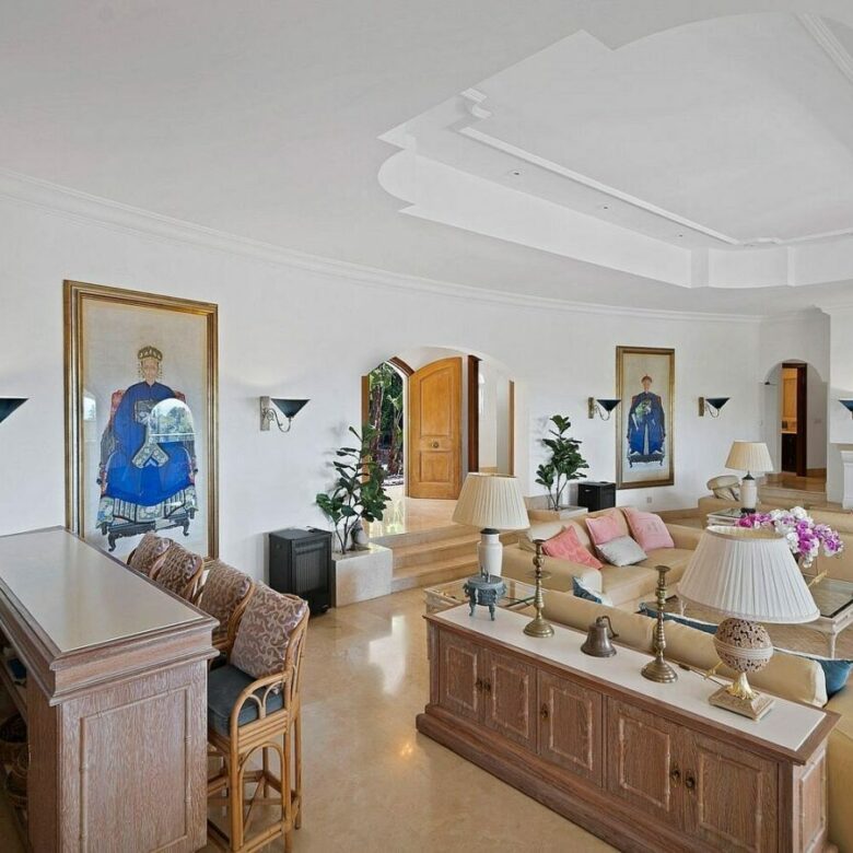 Six-bedroom villa with panoramic sea views and pool in Hacienda Las Chapas, Marbella East