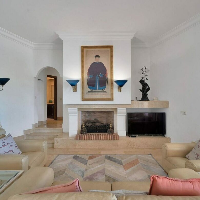 Six-bedroom villa with panoramic sea views and pool in Hacienda Las Chapas, Marbella East