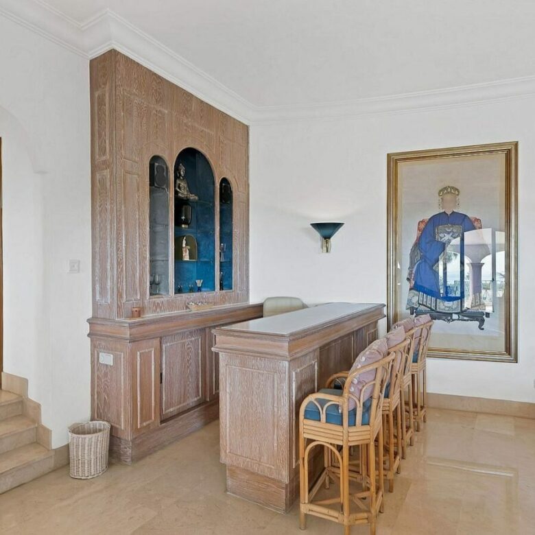 Six-bedroom villa with panoramic sea views and pool in Hacienda Las Chapas, Marbella East