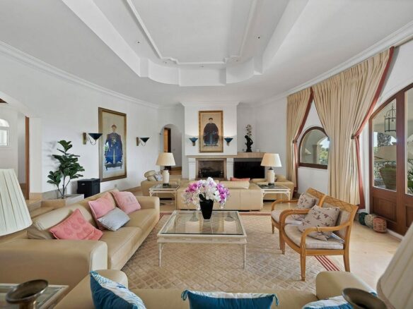 Six-bedroom villa with panoramic sea views and pool in Hacienda Las Chapas, Marbella East