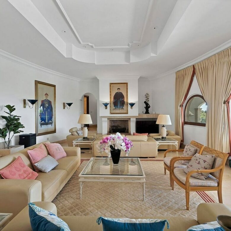 Six-bedroom villa with panoramic sea views and pool in Hacienda Las Chapas, Marbella East