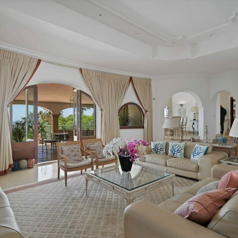 Six-bedroom villa with panoramic sea views and pool in Hacienda Las Chapas, Marbella East