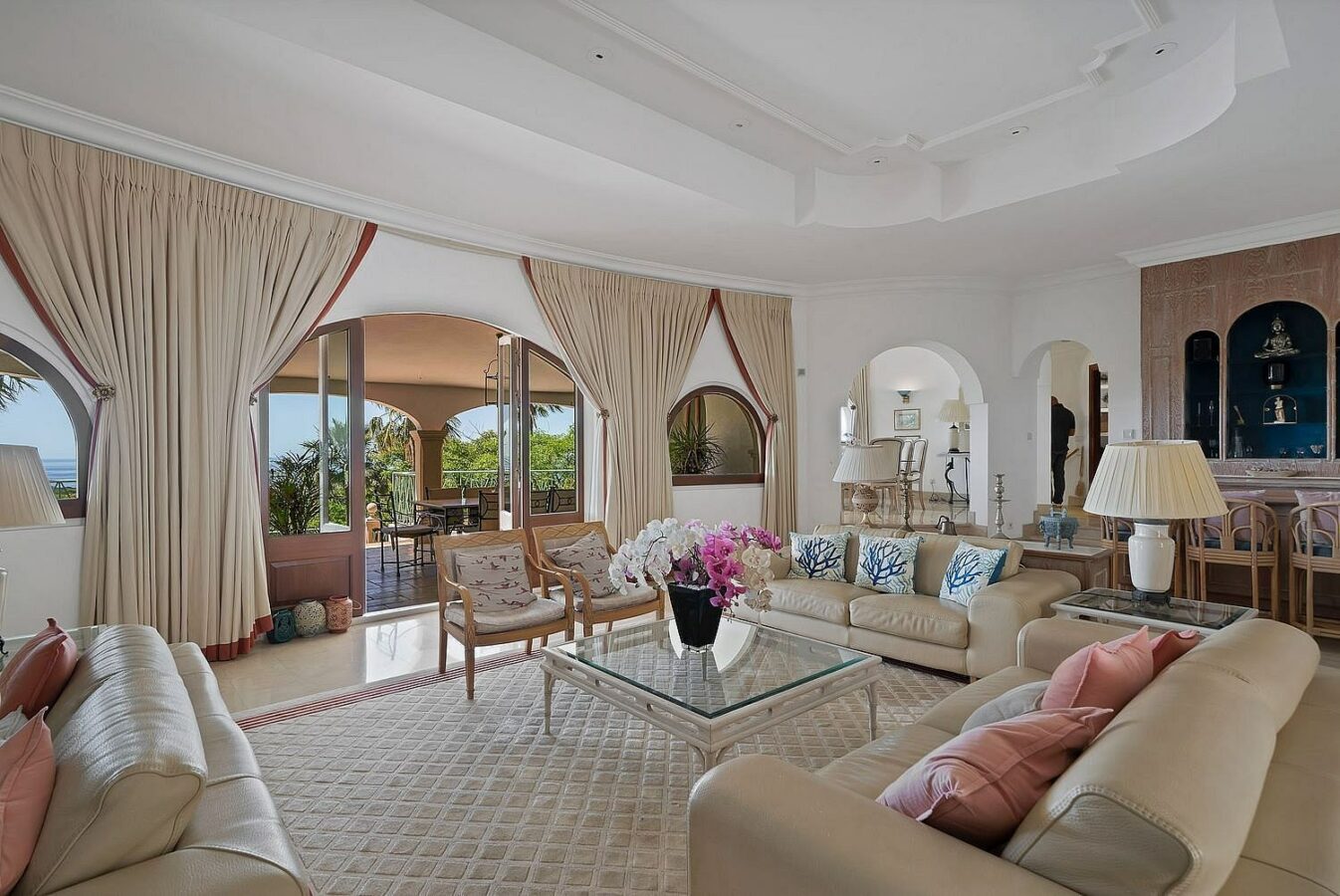 Six-bedroom villa with panoramic sea views and pool in Hacienda Las Chapas, Marbella East