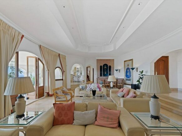 Six-bedroom villa with panoramic sea views and pool in Hacienda Las Chapas, Marbella East