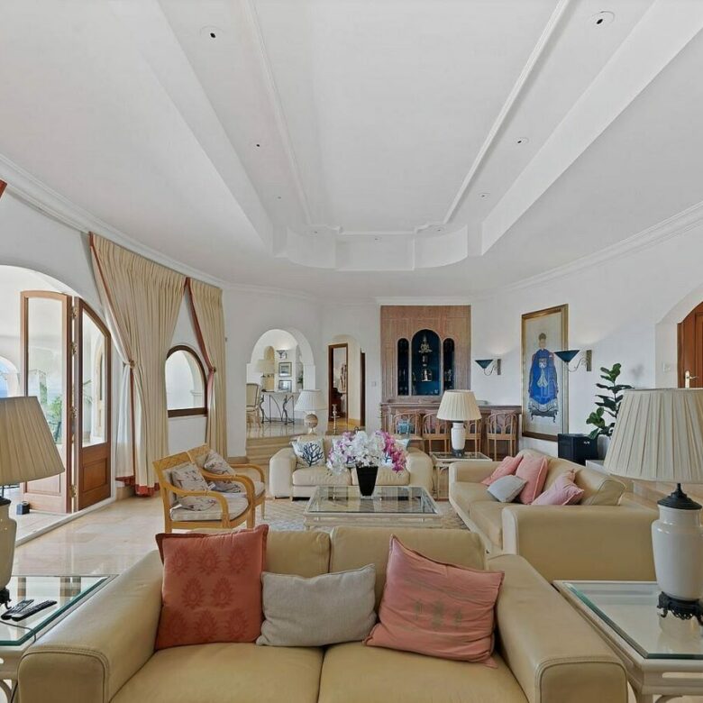 Six-bedroom villa with panoramic sea views and pool in Hacienda Las Chapas, Marbella East
