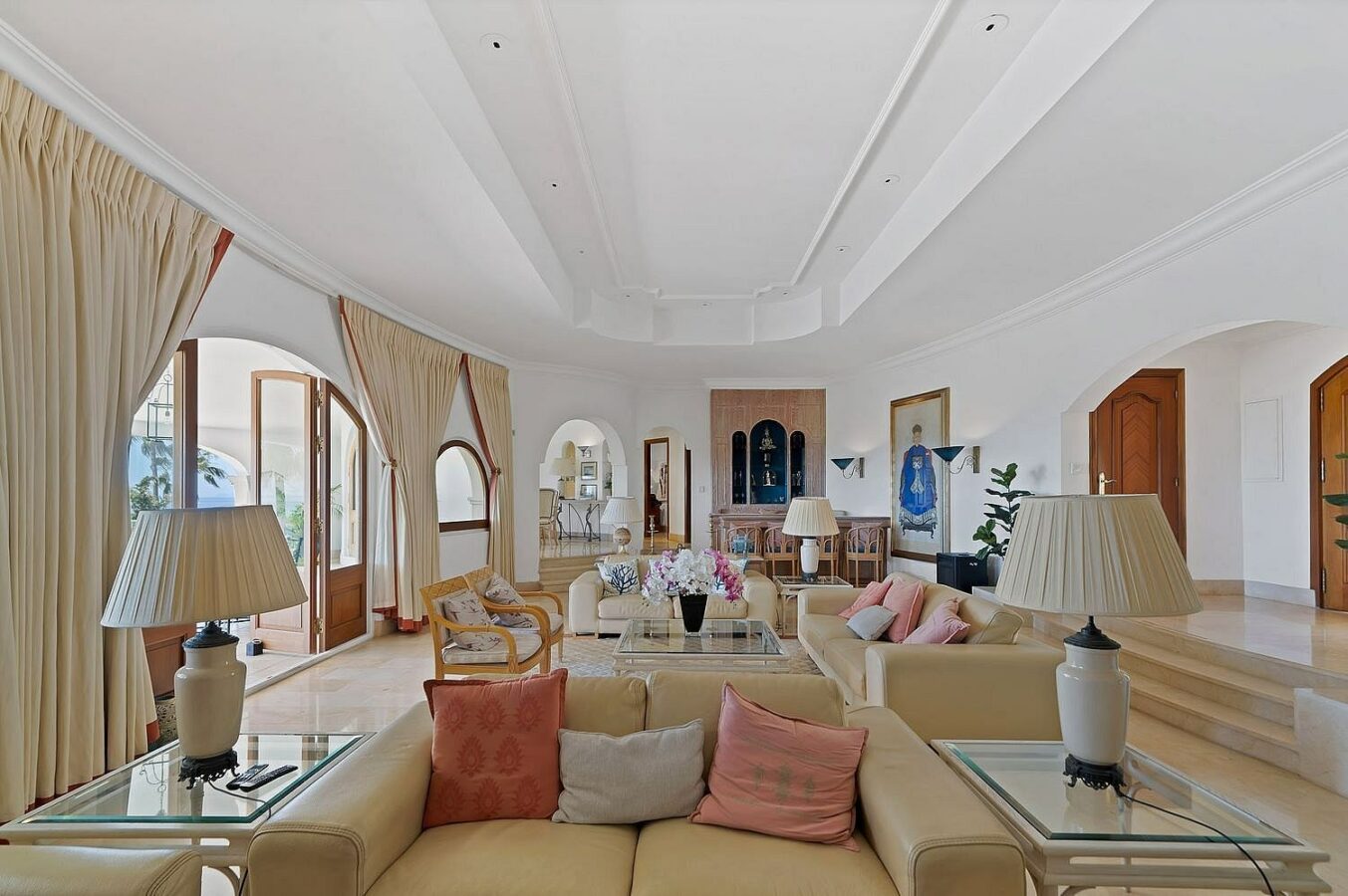Six-bedroom villa with panoramic sea views and pool in Hacienda Las Chapas, Marbella East