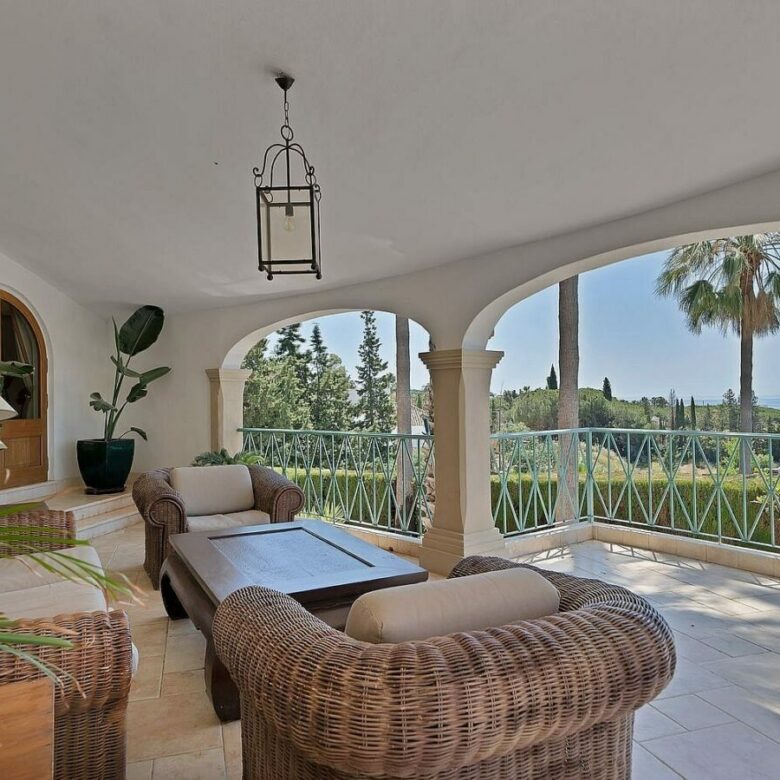 Six-bedroom villa with panoramic sea views and pool in Hacienda Las Chapas, Marbella East