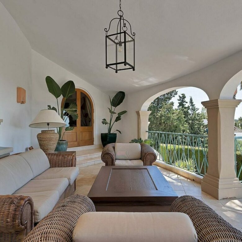 Six-bedroom villa with panoramic sea views and pool in Hacienda Las Chapas, Marbella East