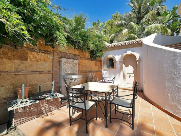 Six-bedroom villa with panoramic sea views and pool in Hacienda Las Chapas, Marbella East