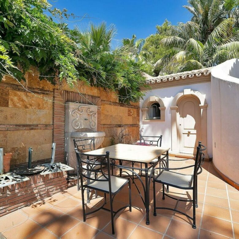 Six-bedroom villa with panoramic sea views and pool in Hacienda Las Chapas, Marbella East
