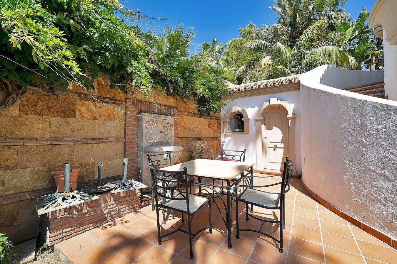 Six-bedroom villa with panoramic sea views and pool in Hacienda Las Chapas, Marbella East