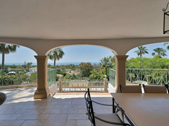 Six-bedroom villa with panoramic sea views and pool in Hacienda Las Chapas, Marbella East