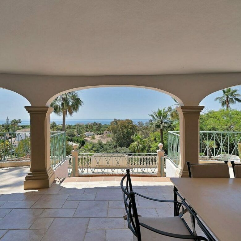 Six-bedroom villa with panoramic sea views and pool in Hacienda Las Chapas, Marbella East