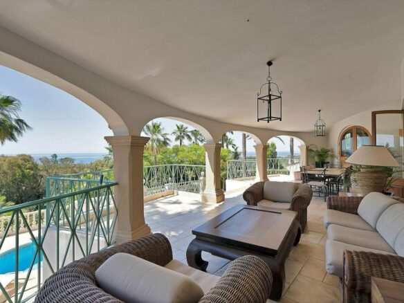 Six-bedroom villa with panoramic sea views and pool in Hacienda Las Chapas, Marbella East