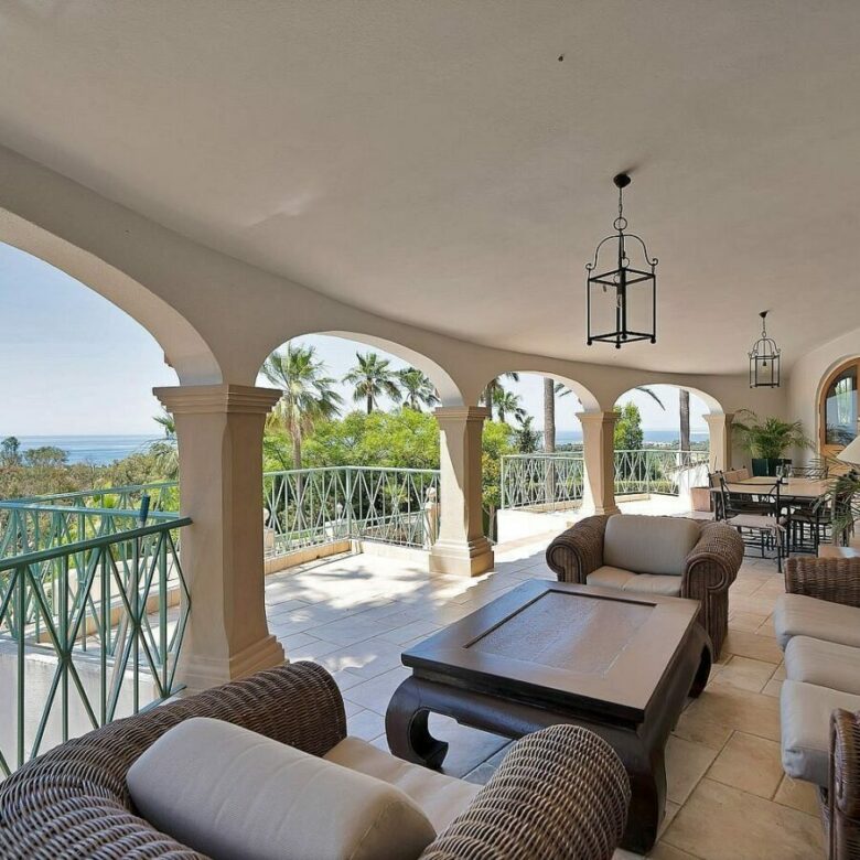 Six-bedroom villa with panoramic sea views and pool in Hacienda Las Chapas, Marbella East