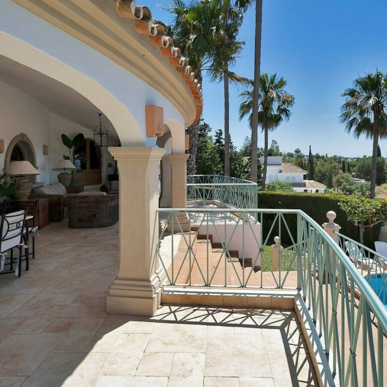 Six-bedroom villa with panoramic sea views and pool in Hacienda Las Chapas, Marbella East