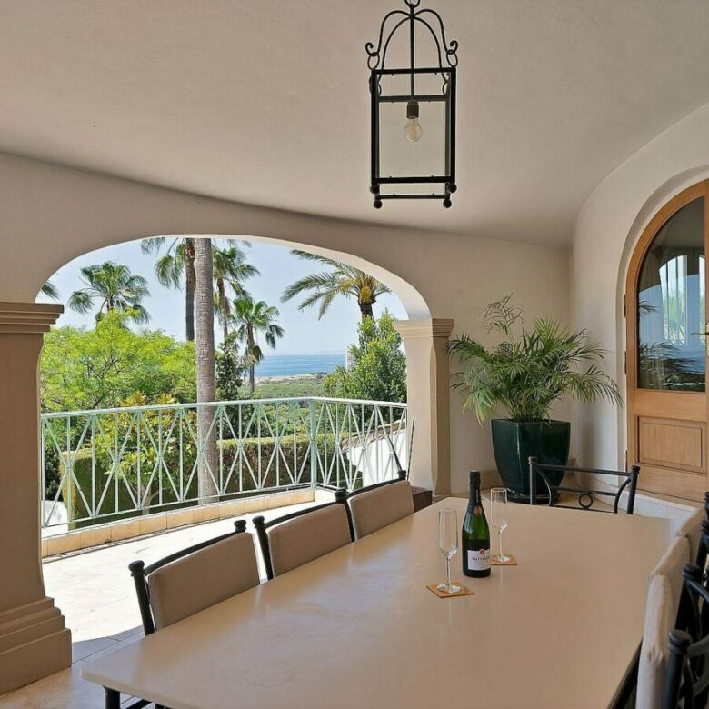 Six-bedroom villa with panoramic sea views and pool in Hacienda Las Chapas, Marbella East