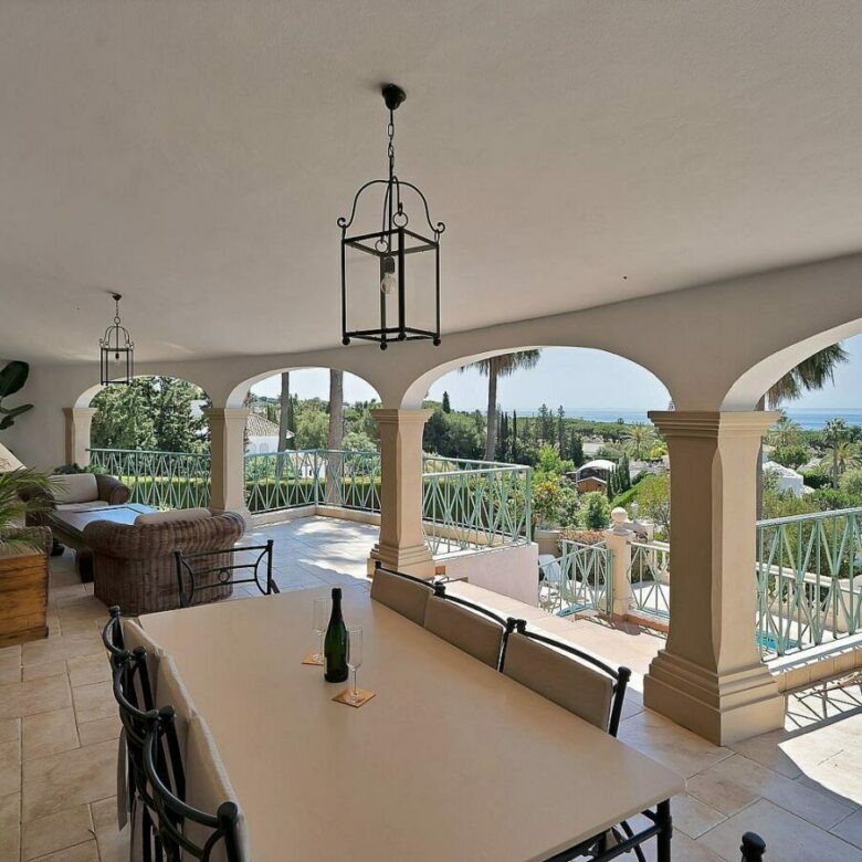 Six-bedroom villa with panoramic sea views and pool in Hacienda Las Chapas, Marbella East