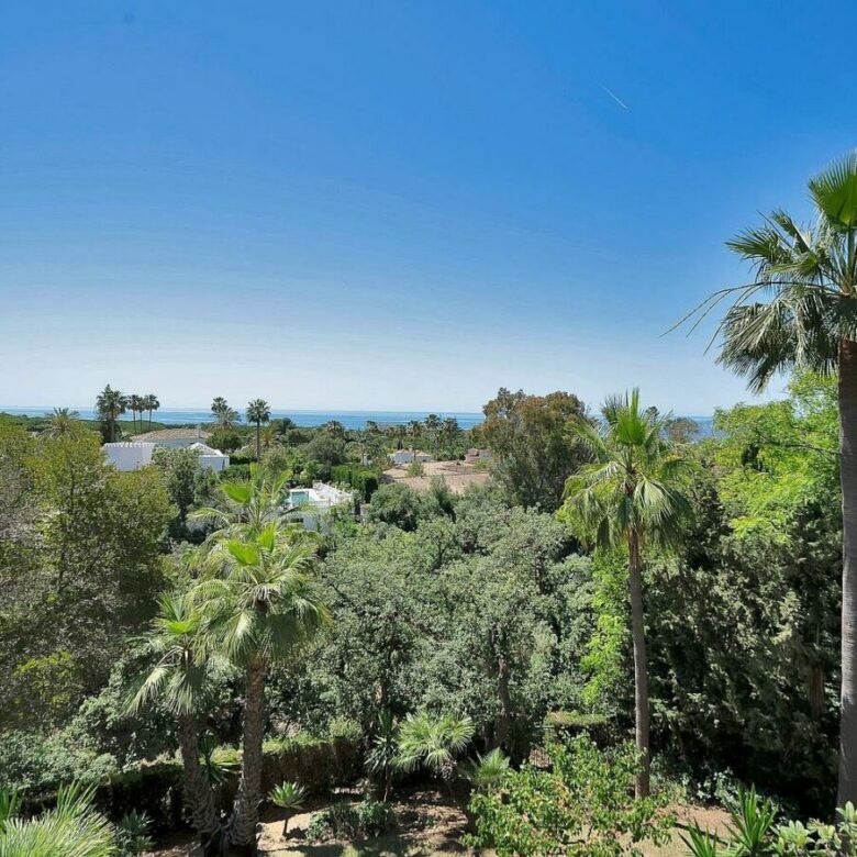 Six-bedroom villa with panoramic sea views and pool in Hacienda Las Chapas, Marbella East