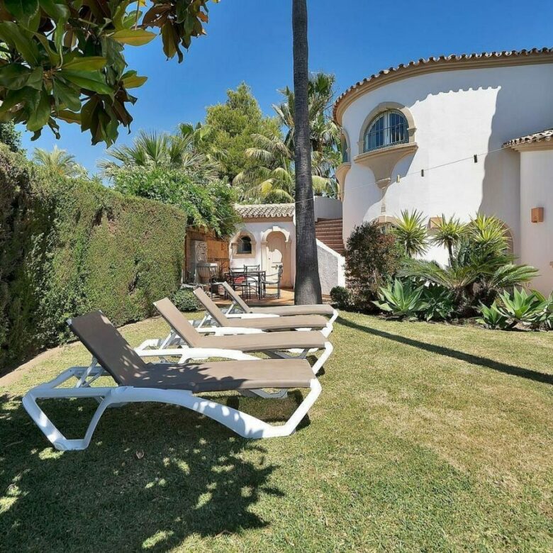 Six-bedroom villa with panoramic sea views and pool in Hacienda Las Chapas, Marbella East