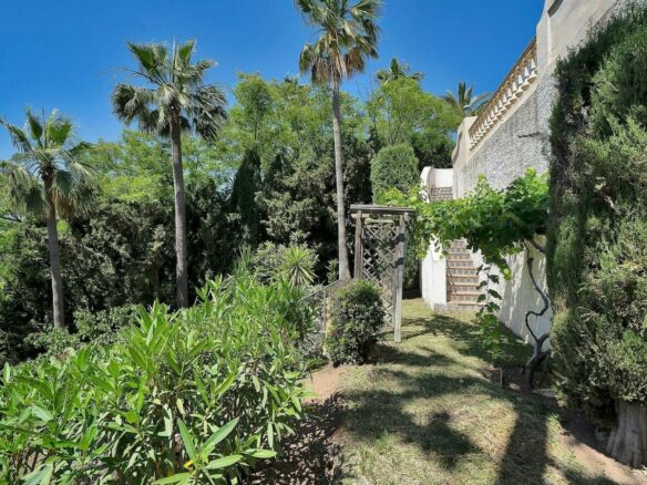 Six-bedroom villa with panoramic sea views and pool in Hacienda Las Chapas, Marbella East